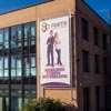 Wechselbanner mit Fassadenlift, Konzept und Realisierung